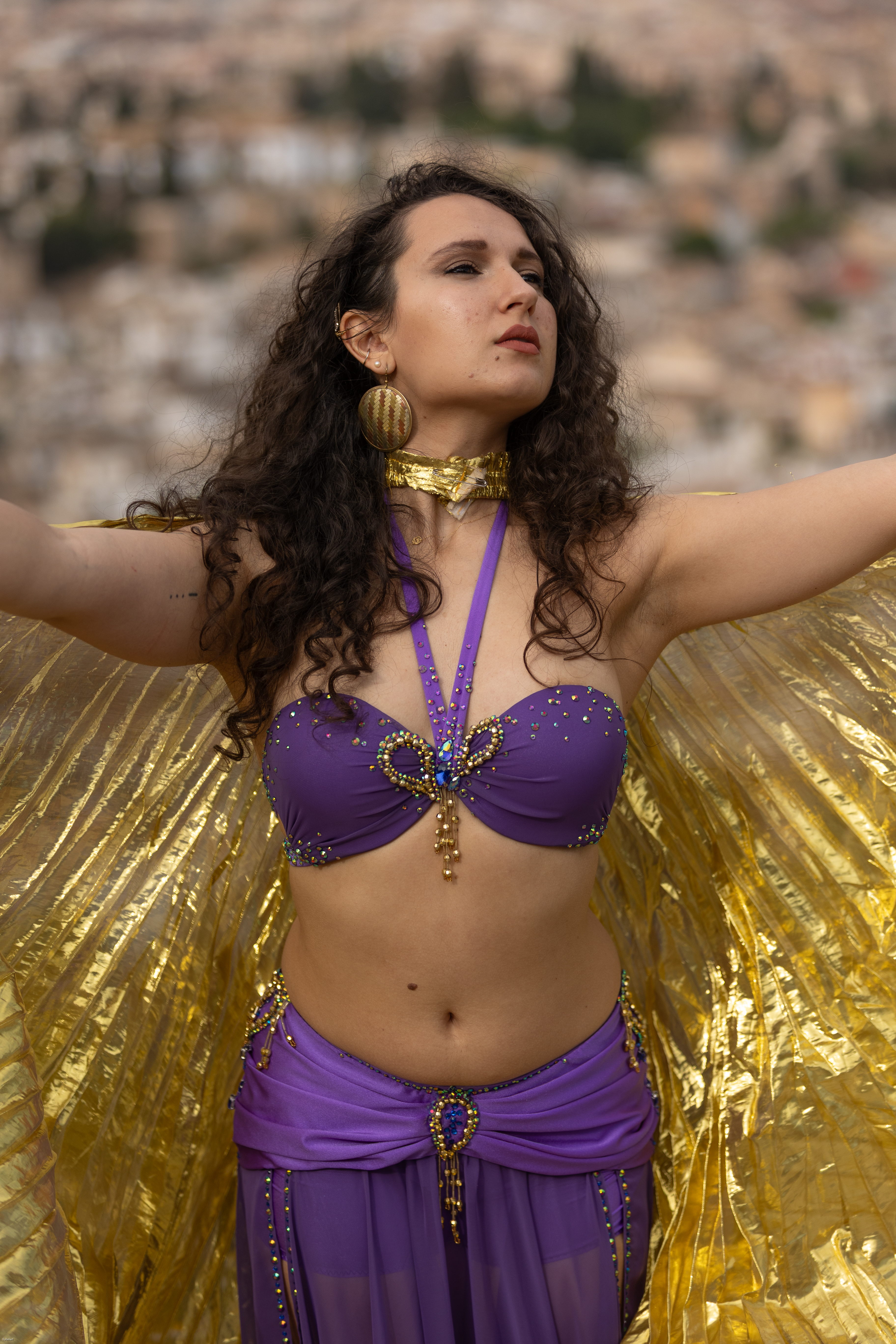 Danza Oriental con Alas Doradas